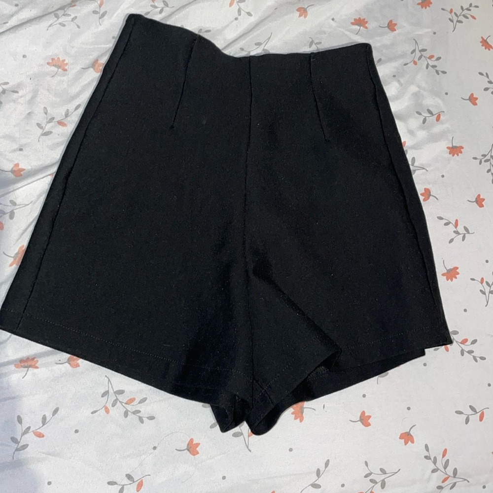Black high waisted short